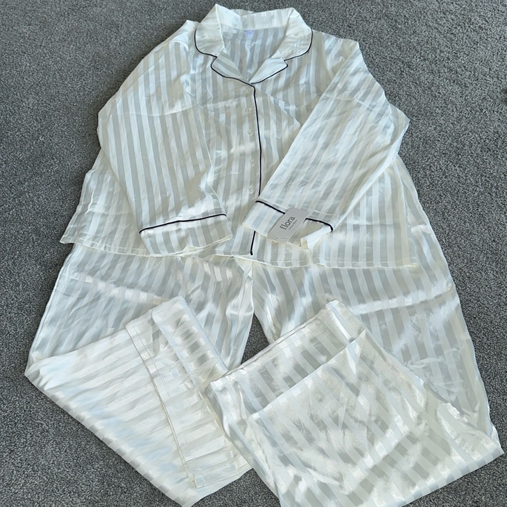 New with tag silk like women’s pjs